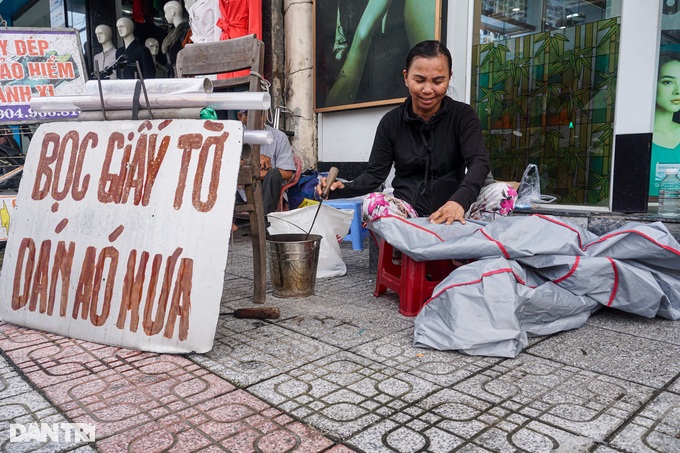 Kiếm tiền từ áo mưa rách, nghề &quot;lạ hoắc lạ huơ&quot;, một năm làm nửa mùa - Ảnh 1.