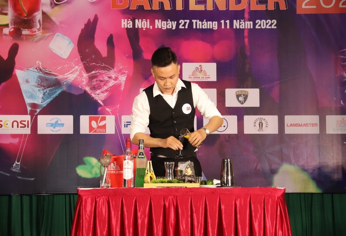 Bartender thể hiện kỹ năng nghề, vừa nhảy múa vừa pha chế - 7