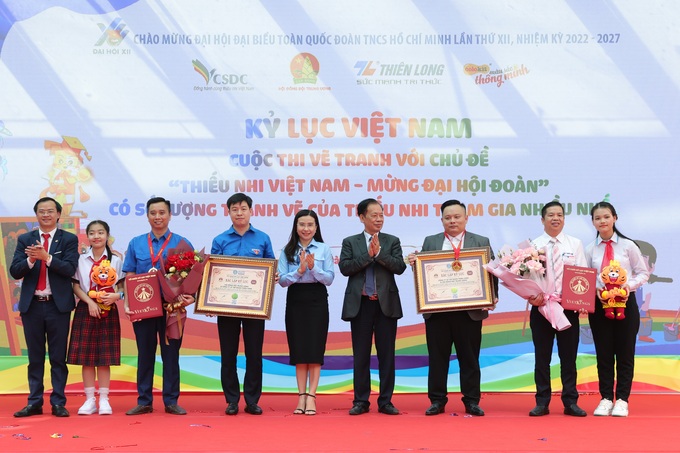 Ngắm tranh vẽ đoạt giải Đặc biệt của cuộc thi hút 200.000 tác phẩm - 3 Ngắm tranh vẽ đoạt giải Đặc biệt của cuộc thi hút 200.000 tác phẩm - 3