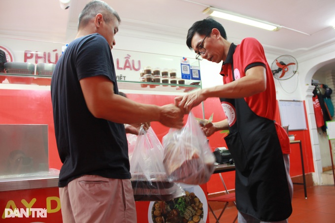 Hà Nội: Lạ, món ăn cũng được đem ra dự đoán tỷ số World Cup với giá nửa triệu đồng - Ảnh 7.