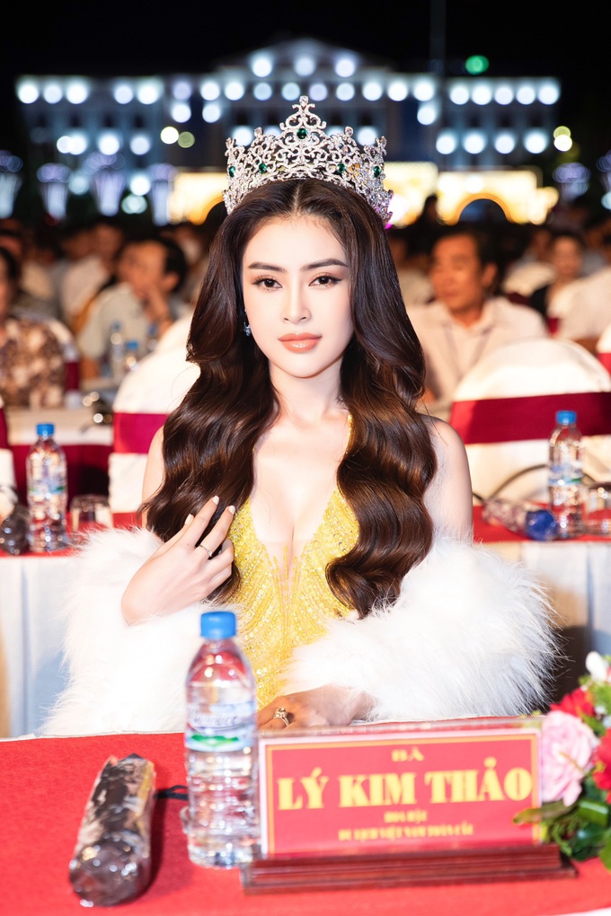 Hoa hậu Lý Kim Thảo biến hóa với trang phục cổ yếm - 1