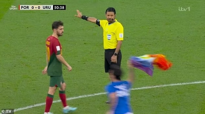 Cổ động viên chạy vào sân gây náo loạn trận Bồ Đào Nha - Uruguay - 3 Cổ động viên chạy vào sân gây náo loạn trận Bồ Đào Nha - Uruguay - 3