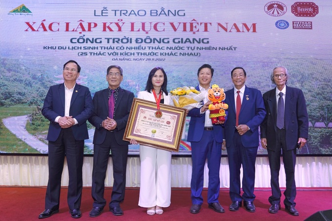 Cổng Trời Đông Giang lập kỷ lục Việt Nam với nhiều thác nước tự nhiên nhất - 1