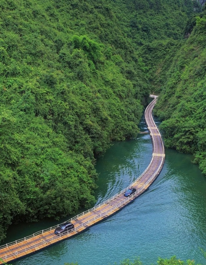 Trung Quốc: Ngỡ ngàng với vẻ đẹp siêu thực của cây cầu gỗ ván nổi trên mặt nước - Ảnh 3.