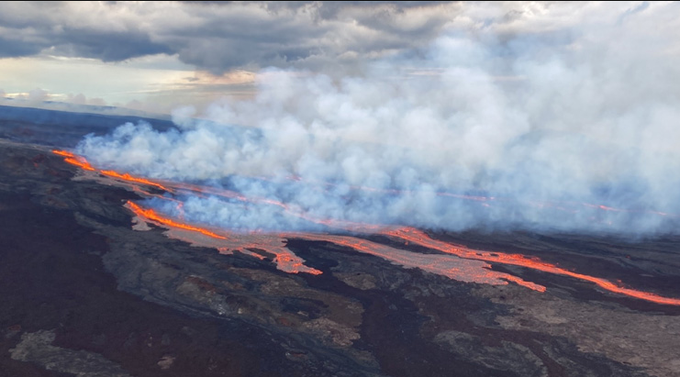 Khoảnh khắc siêu núi lửa Hawaii phun trào nhìn từ vệ tinh - 2 Khoảnh khắc siêu núi lửa Hawaii phun trào nhìn từ vệ tinh - 2