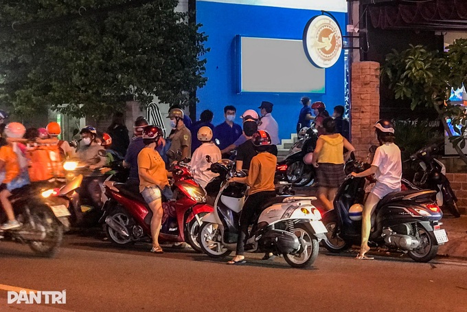 Phụ huynh đón con đứng dưới lòng đường, ai phải trả tiền cho chỗ đậu xe? - 1 Phụ huynh đón con đứng dưới lòng đường, ai phải trả tiền cho chỗ đậu xe? - 1