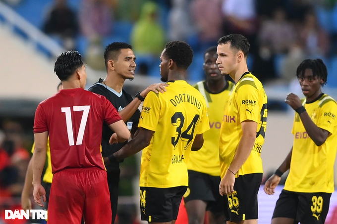 Sự cố hài hước xuất hiện ở trận đấu tuyển Việt Nam gặp Dortmund - 6 Sự cố hài hước xuất hiện ở trận đấu tuyển Việt Nam gặp Dortmund - 6