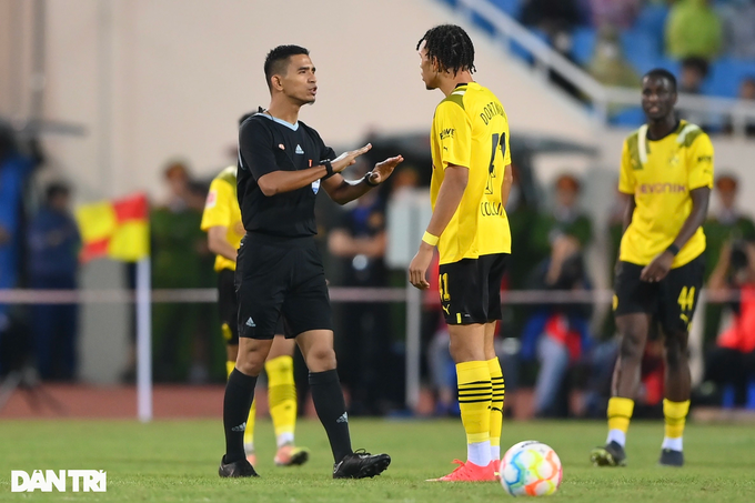 Sự cố hài hước xuất hiện ở trận đấu tuyển Việt Nam gặp Dortmund - 5 Sự cố hài hước xuất hiện ở trận đấu tuyển Việt Nam gặp Dortmund - 5