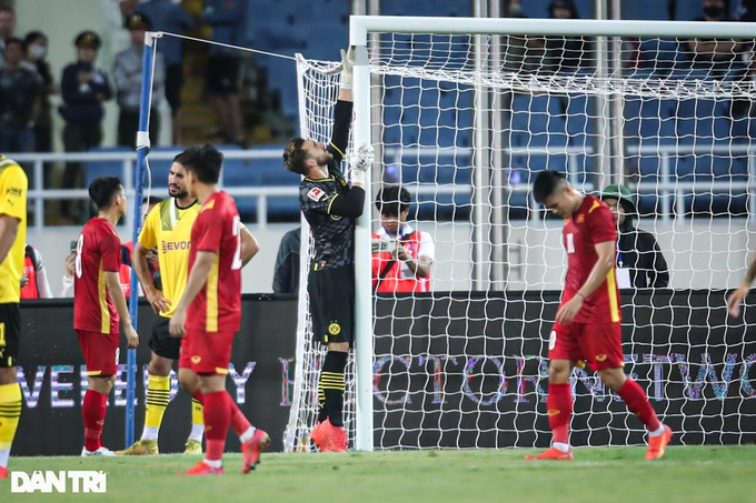 Sự cố hài hước xuất hiện ở trận đấu tuyển Việt Nam gặp Dortmund - 3 Sự cố hài hước xuất hiện ở trận đấu tuyển Việt Nam gặp Dortmund - 3
