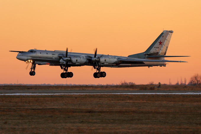 18 máy bay ném bom chiến lược Nga áp sát Ukraine, Kiev đề cao cảnh giác - 1