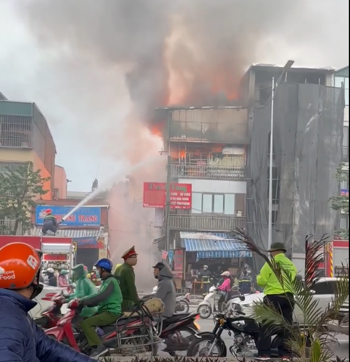 Hà Nội: Cháy nhà 4 tầng trên phố Minh Khai - Ảnh 2.