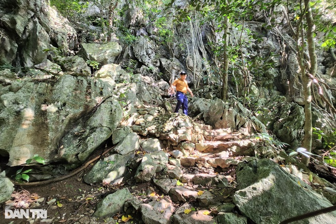 Ninh Bình: Du khách nước ngoài ngỡ ngàng khi khám phá hang động có 3 ngôi mộ cổ và hài cốt  - Ảnh 3.