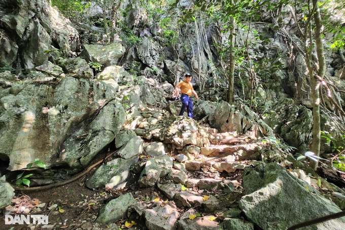 Ninh Bình: Du khách nước ngoài ngỡ ngàng khi khám phá hang động có 3 ngôi mộ cổ và hài cốt - Ảnh 3. Ninh Bình: Du khách nước ngoài ngỡ ngàng khi khám phá hang động có 3 ngôi mộ cổ và hài cốt - Ảnh 3.