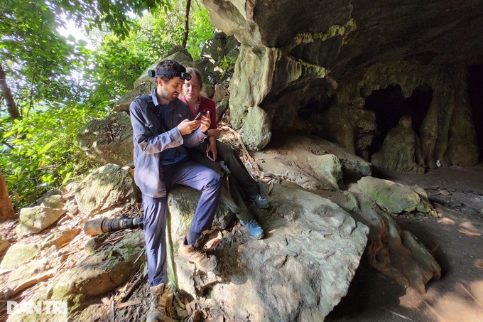 Ninh Bình: Du khách nước ngoài ngỡ ngàng khi khám phá hang động có 3 ngôi mộ cổ và hài cốt  - Ảnh 11.