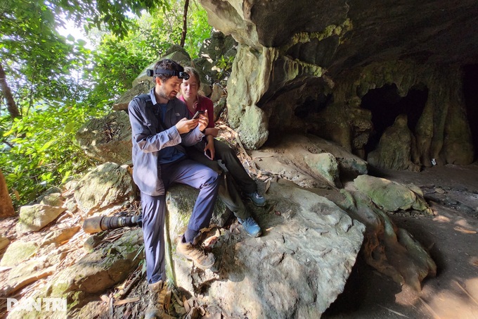 Ninh Bình: Du khách nước ngoài ngỡ ngàng khi khám phá hang động có 3 ngôi mộ cổ và hài cốt - Ảnh 11. Ninh Bình: Du khách nước ngoài ngỡ ngàng khi khám phá hang động có 3 ngôi mộ cổ và hài cốt - Ảnh 11.