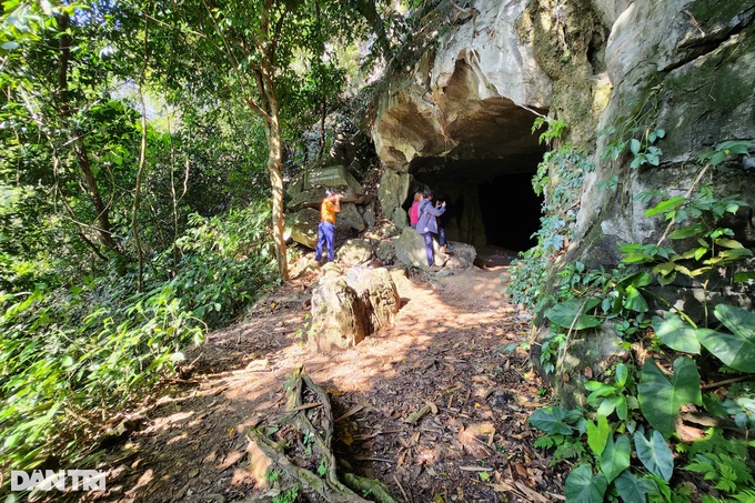 Ninh Bình: Du khách nước ngoài ngỡ ngàng khi khám phá hang động có 3 ngôi mộ cổ và hài cốt  - Ảnh 4.