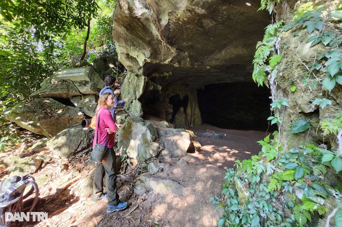 Ninh Bình: Du khách nước ngoài ngỡ ngàng khi khám phá hang động có 3 ngôi mộ cổ và hài cốt  - Ảnh 5.