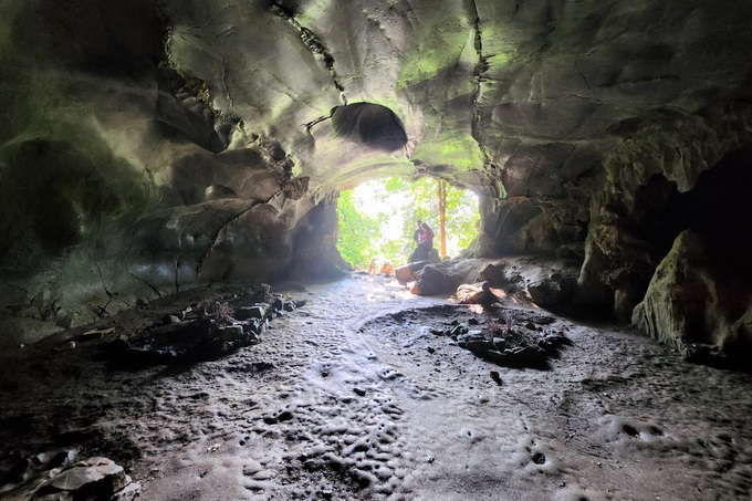 Ninh Bình: Du khách nước ngoài ngỡ ngàng khi khám phá hang động có 3 ngôi mộ cổ và hài cốt  - Ảnh 10.