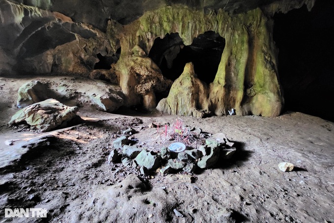 Ninh Bình: Du khách nước ngoài ngỡ ngàng khi khám phá hang động có 3 ngôi mộ cổ và hài cốt  - Ảnh 7.