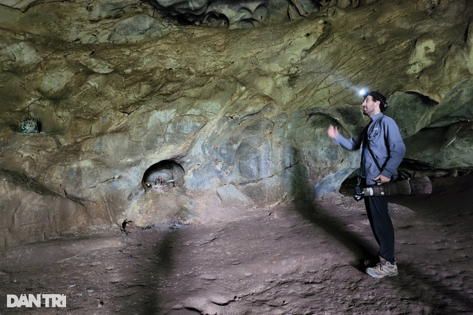 Ninh Bình: Du khách nước ngoài ngỡ ngàng khi khám phá hang động có 3 ngôi mộ cổ và hài cốt  - Ảnh 9.