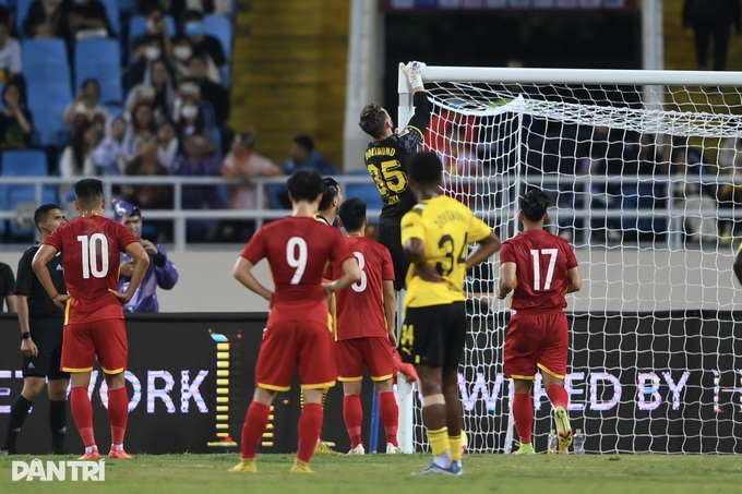 Sự cố hy hữu trận tuyển Việt Nam - Dortmund: Khung thành vừa mua mới - 2 Sự cố hy hữu trận tuyển Việt Nam - Dortmund: Khung thành vừa mua mới - 2