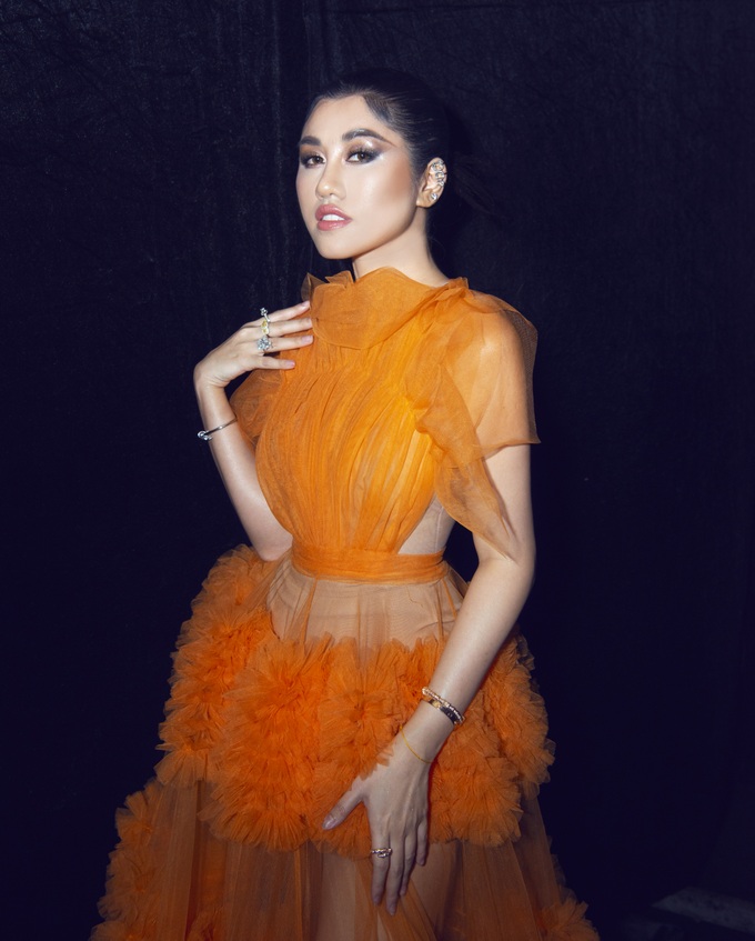 Hoa hậu Emily Hồng Nhung diện váy xếp tầng nổi bật tại sự kiện - 2 Hoa hậu Emily Hồng Nhung diện váy xếp tầng nổi bật tại sự kiện - 2