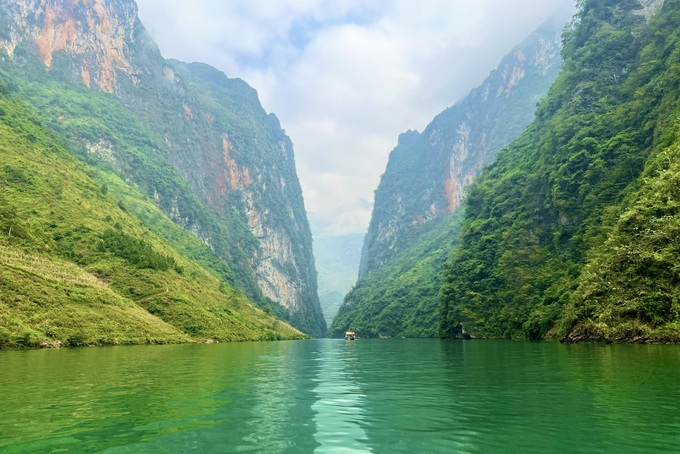 Lướt thuyền khám phá vẻ đẹp của hẻm vực độc đáo nhất Việt Nam - 3