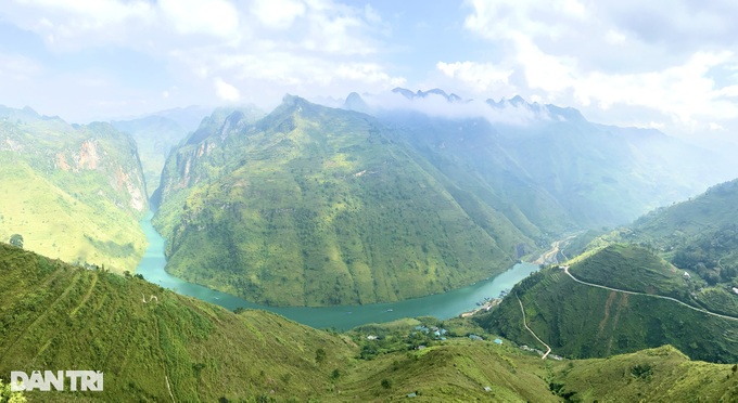 Surfing to discover the beauty of the most unique canyon in Vietnam - 1