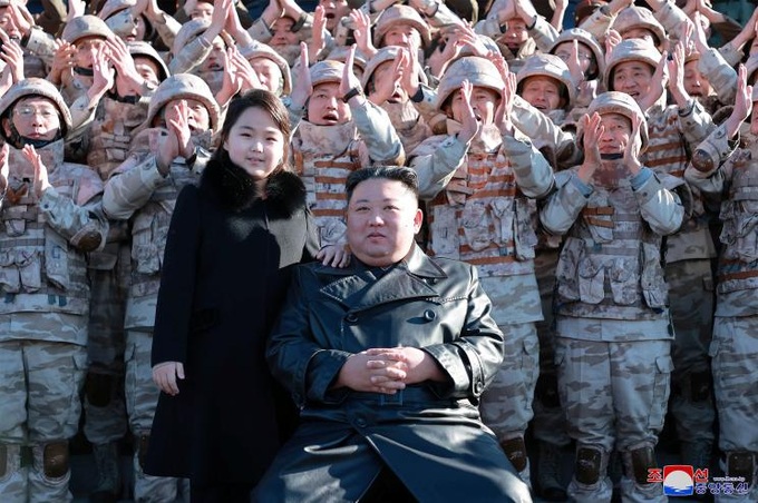 Con gài ông Kim Jong-un đến làn sườn thựi trang Đội Triên Tiên - 2