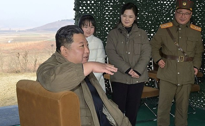 Con gái ông Kim Jong-un đến làn sườn thựi trang Đội Triên Tiên - 3 Con gái ông Kim Jong-un đến làn sườn thựi trang Đội Triên Tiên - 3