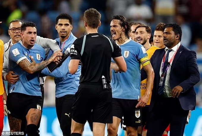 Uruguay bị loại tức tưởi, Cavani trút giận lên màn hình công nghệ VAR - 3