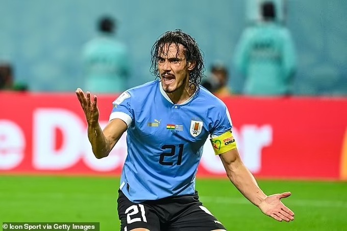 Uruguay bị loại tức tưởi, Cavani trút giận lên màn hình công nghệ VAR - 2