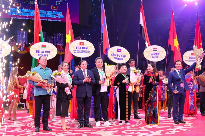Đã mắt với màn nhào lộn, đu bay tại Khai mạc Liên hoan Xiếc quốc tế - 2 Đã mắt với màn nhào lộn, đu bay tại Khai mạc Liên hoan Xiếc quốc tế - 2