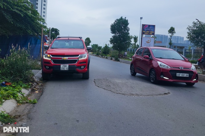 Hà Nội: Đổ bê tông lấp miệng cống thành những ụ nổi, dân nơm nớp lo tai nạn - 2 Hà Nội: Đổ bê tông lấp miệng cống thành những ụ nổi, dân nơm nớp lo tai nạn - 2