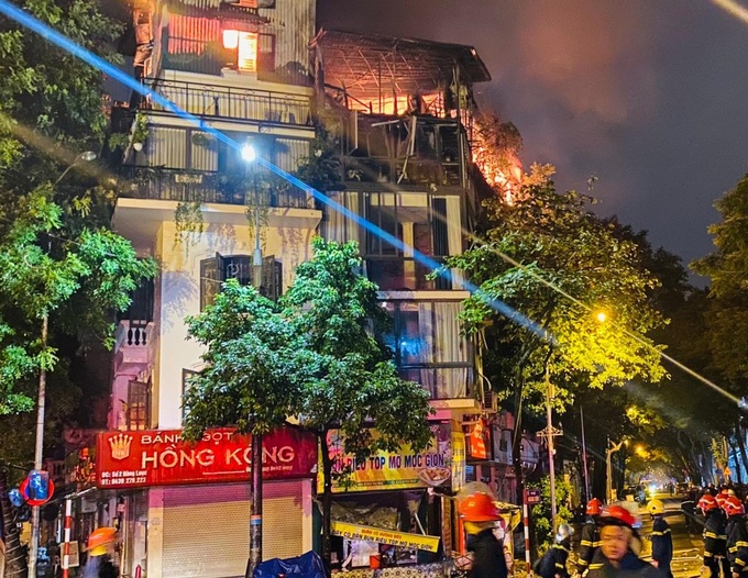 Cháy cửa hàng bánh ngọt Hồng Kông trên phố cổ Hà Nội - 1