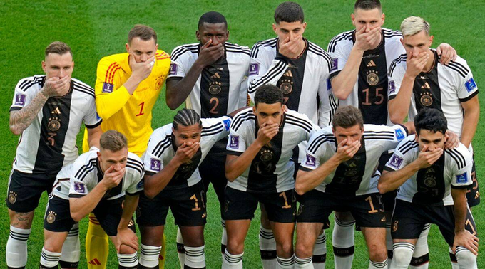 Ấn tượng duy nhất mà đội tuyển Đức để lại tại World Cup lần này đó là màn chụp ảnh tập thể trước trận đấu (Ảnh: Getty).