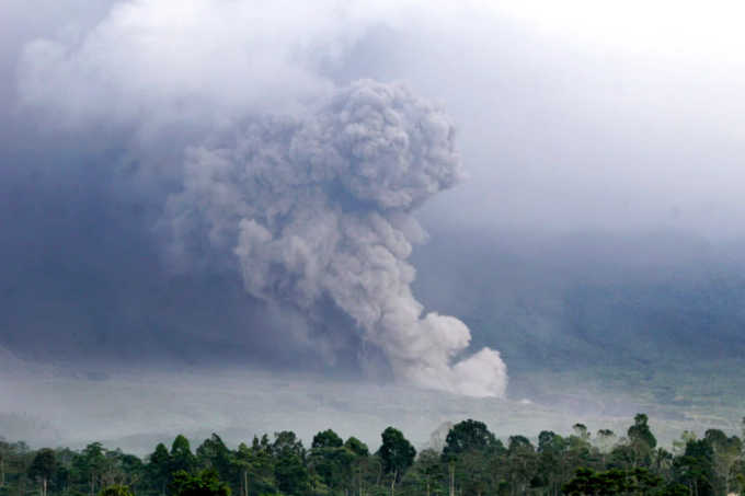 Nhật Bản cảnh báo nguy cơ sóng thần sau khi núi lửa Indonesia phun trào - 1