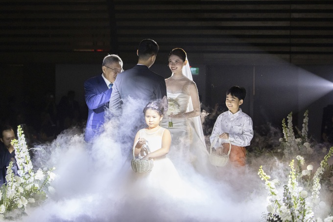 Á hậu Thùy Dung khóc nức nở trong đám cưới với chồng doanh nhân - 1