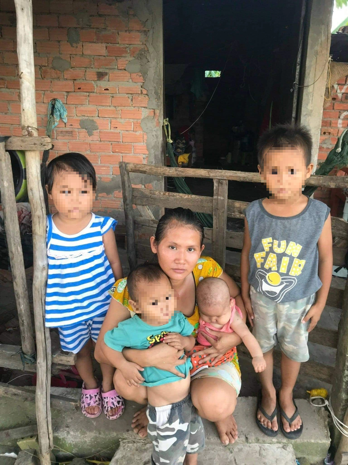 Anh thợ hồ mất hai tay, bán vé số nuôi 6 miệng ăn ráng mơ một đám cưới - 2 Anh thợ hồ mất hai tay, bán vé số nuôi 6 miệng ăn ráng mơ một đám cưới - 2