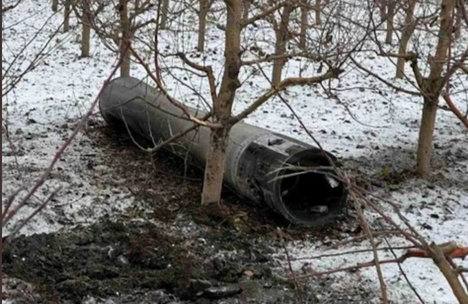 Mảnh tên lửa nghi từ chiến sự Nga - Ukraine rơi xuống Moldova - 1