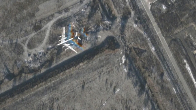 Sân bay Nga liên tục bị tấn công bằng UAV - 1