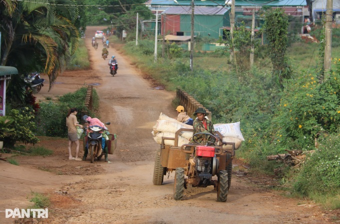 Cây xăng đóng cửa, người dân vùng biên mua xăng trôi nổi - 3 Cây xăng đóng cửa, người dân vùng biên mua xăng trôi nổi - 3