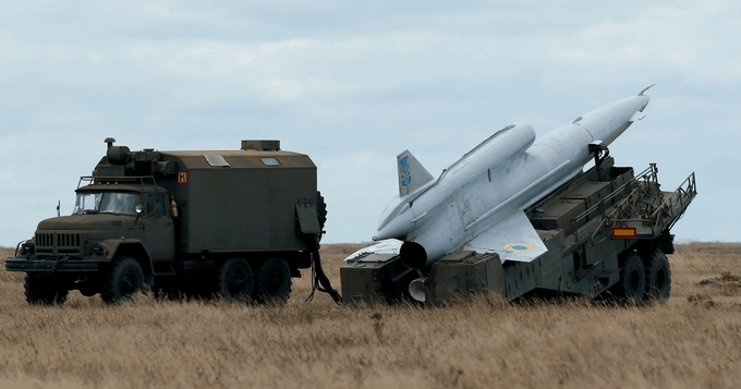 Nghi vấn Ukraine sử dụng UAV đặc biệt để tập kích căn cứ không quân Nga - 1