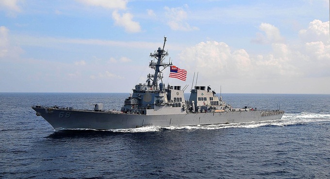 Mỹ cáo buộc xuồng vũ trang Iran tìm cách làm mù chiến hạm Washington - 1 Mỹ cáo buộc xuồng vũ trang Iran tìm cách làm mù chiến hạm Washington - 1
