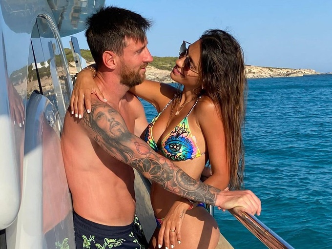 Hot beauty and fairy tale love story of wife Lionel Messi - 8