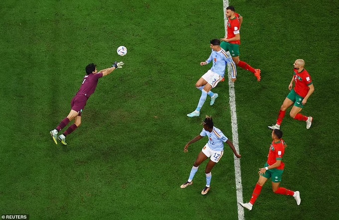 Tỏa sáng trước Tây Ban Nha, thủ môn Morocco đi vào lịch sử World Cup - 2 Tỏa sáng trước Tây Ban Nha, thủ môn Morocco đi vào lịch sử World Cup - 2