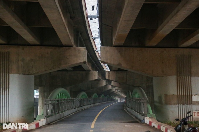 Hà Nội: Cầu sắt 65 tỷ đồng không bóng người qua lại, trở thành nơi đổ rác - 1