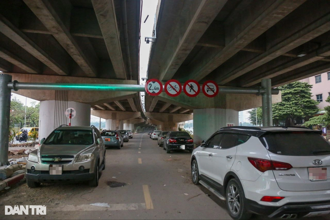 Hà Nội: Cầu sắt 65 tỷ đồng không bóng người qua lại, trở thành nơi đổ rác - 2 Hà Nội: Cầu sắt 65 tỷ đồng không bóng người qua lại, trở thành nơi đổ rác - 2