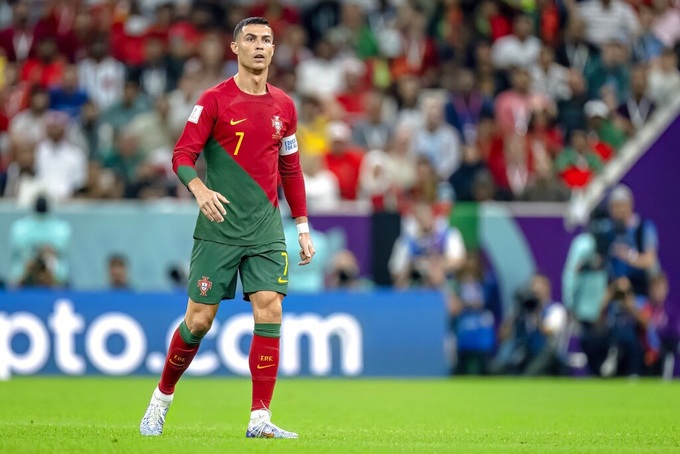 Triệu tập Ronaldo lên đội tuyển Bồ Đào Nha - Bất ngờ đến với cả thế giới khi đội tuyển Bồ Đào Nha đã triệu tập Cristiano Ronaldo lên đội hình tham dự trận đấu sắp tới. Xem hình ảnh liên quan để cập nhật thêm thông tin về trận đấu này và xem Ronaldo sẽ chơi như thế nào trong màu áo đội tuyển.