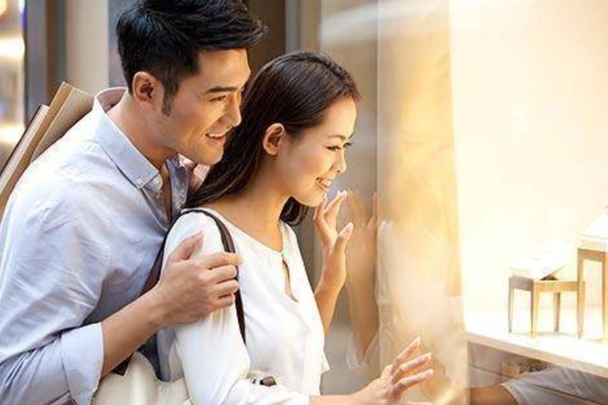 Nửa đêm vợ tỉnh giấc, phát hiện chồng đi nhầm sang phòng cô giúp việc